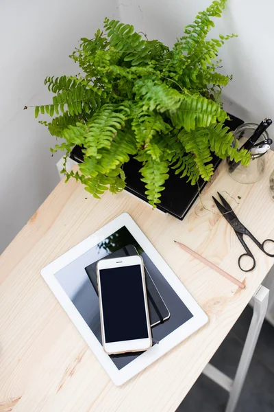 Tablet PC en smartphone op office tafel — Stockfoto