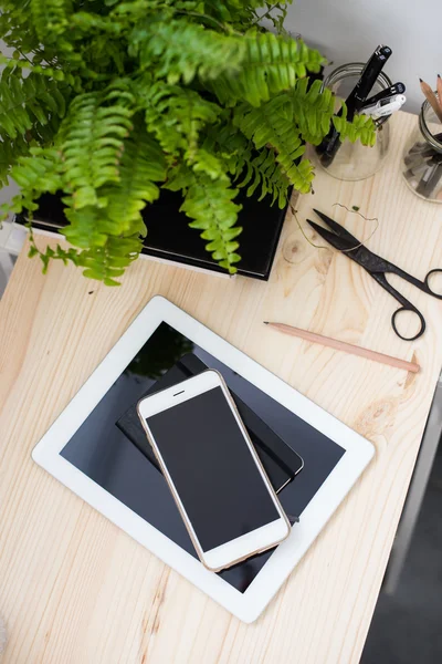 Tablet PC en smartphone op office tafel — Stockfoto