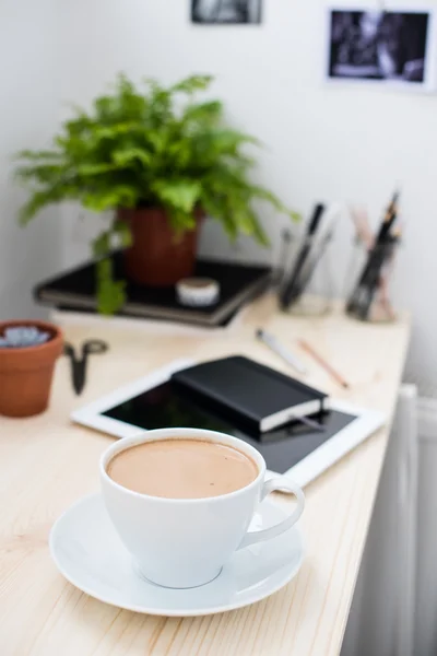 Kopje koffie in moderne loft-stijl kantoor — Stockfoto
