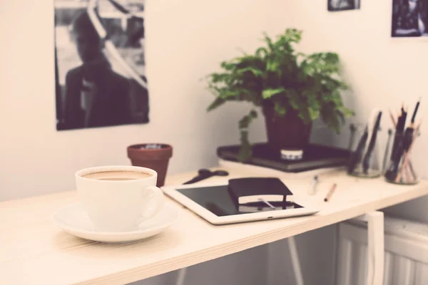 Filiżankę kawy w nowoczesnym stylu loftów biuro — Zdjęcie stockowe