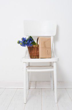 çiçekler ve sarılmış hediye