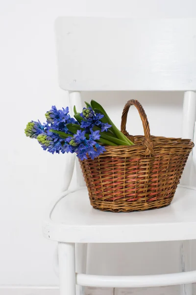 Bloemen en verpakte gift — Stockfoto