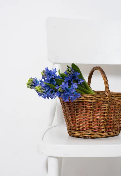 Bloemen en verpakte gift — Stockfoto