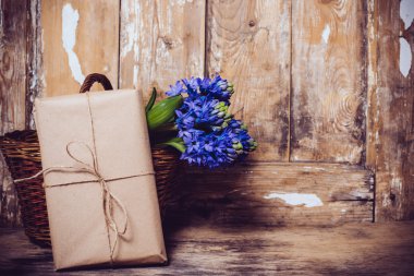 sümbül klasik bir ahşap tahta üzerinde