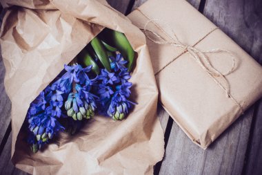 sümbül klasik bir ahşap tahta üzerinde