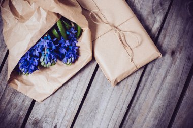 sümbül klasik bir ahşap tahta üzerinde