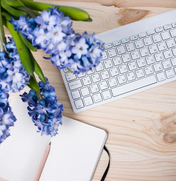 Arbeitstisch mit Blumen — Stockfoto