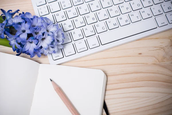 Mesa de trabajo con flores — Foto de Stock