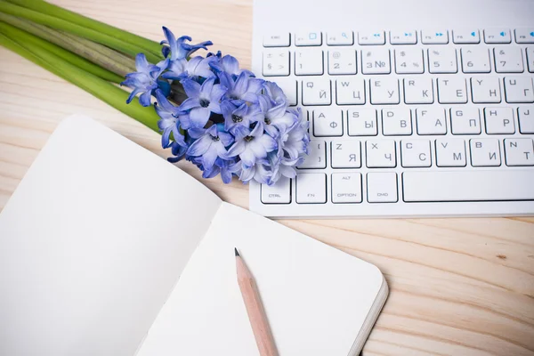 Arbeitstisch mit Blumen — Stockfoto