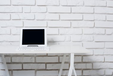 Dizüstü bilgisayar ile ofis masaları