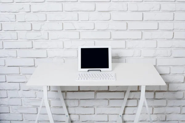 Mesa de escritório com laptop — Fotografia de Stock