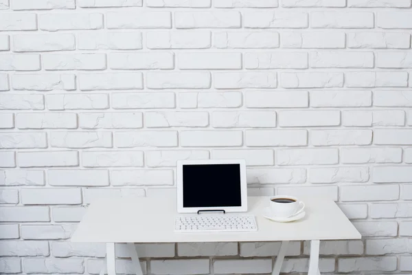 Office tabel met laptop — Stockfoto