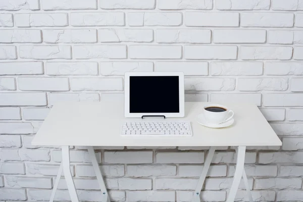 Mesa de oficina con portátil —  Fotos de Stock