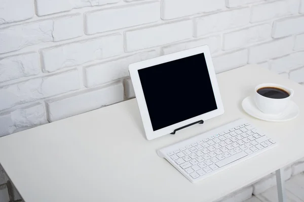 Dizüstü bilgisayar ile ofis masaları — Stok fotoğraf