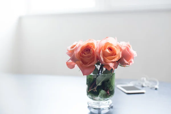 Flores em uma mesa — Fotografia de Stock