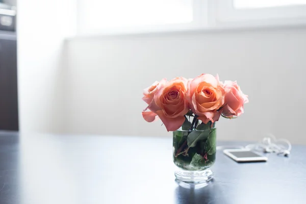 Blumen auf einem Tisch — Stockfoto