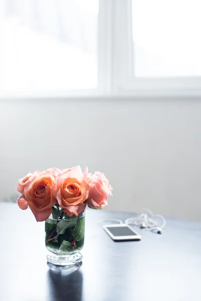 Квіти на столі — стокове фото
