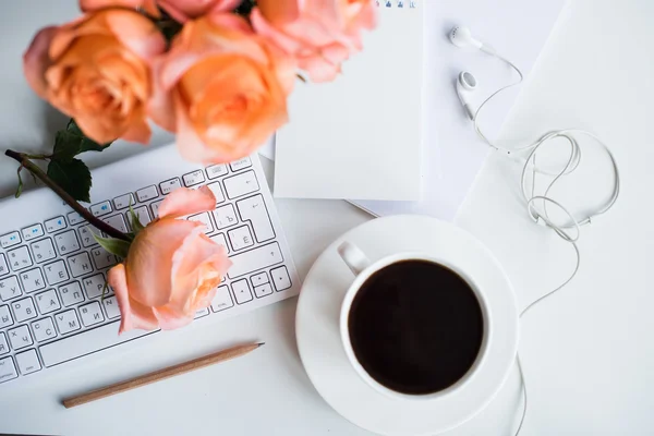 Espacio de trabajo moderno para mujeres — Foto de Stock