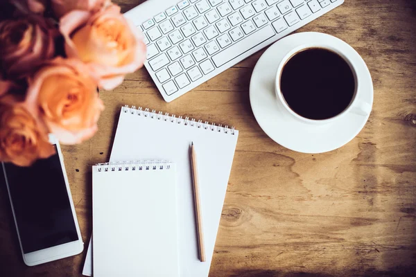 Bürotisch im Hipster-Stil — Stockfoto