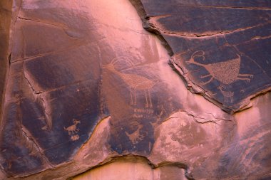 Anasazi petroglifler Monument Valley Utah