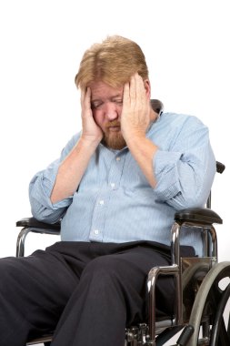 Tekerlekli sandalyedeki depresif adam