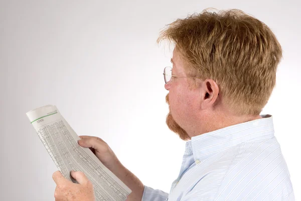 Mann liest Börsenbericht — Stockfoto