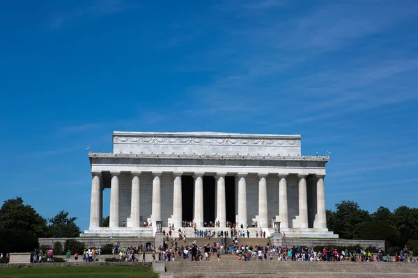 Мемориал Линкольна с туристами — стоковое фото