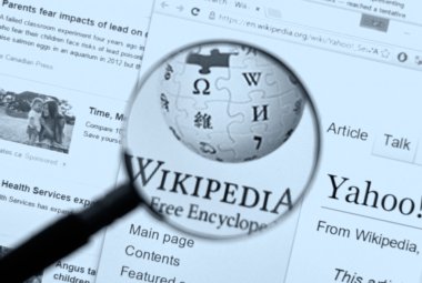 Wikipedia giriş sayfası ve logosu.