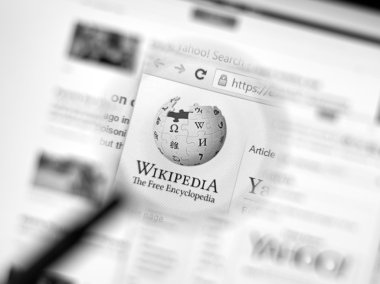 Wikipedia giriş sayfası ve logosu.