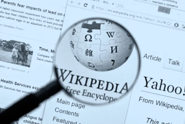 Introductiepagina van Wikipedia en logo. — Stockfoto