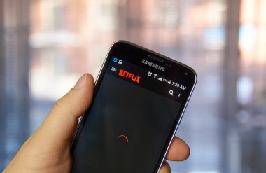 Cep telefonuyla Netflix uygulaması.