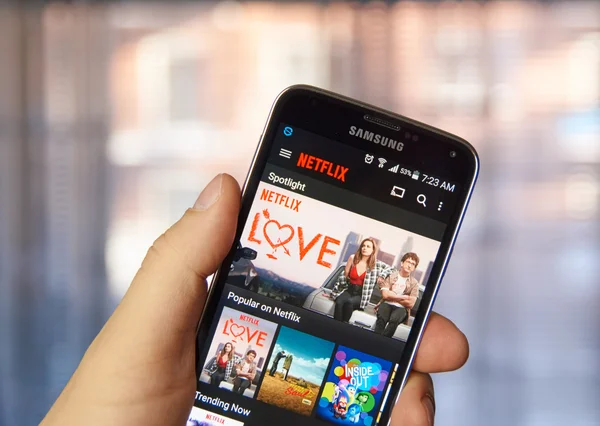 Netflix application on cell phone. — Stock Photo, Image