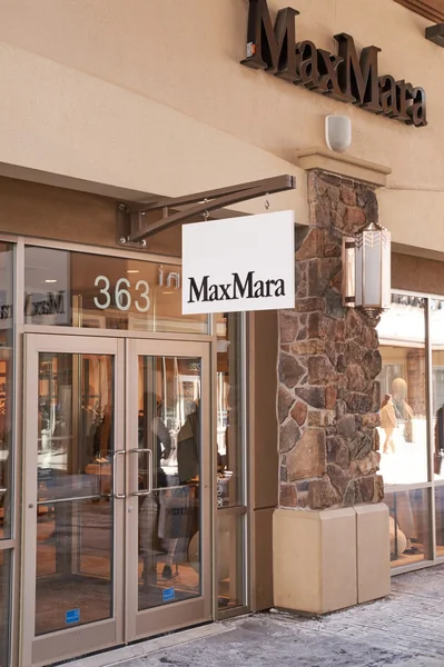 Salida de Max Mara . — Foto de Stock