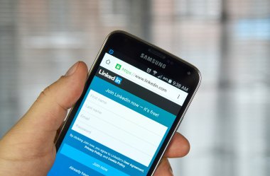 Bir cep telefonuyla LinkedIn mobil uygulama.