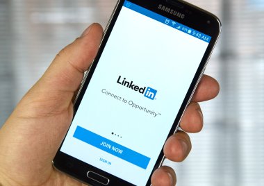 Bir cep telefonuyla LinkedIn mobil uygulama.