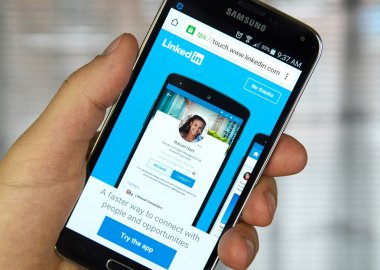 Bir cep telefonuyla LinkedIn mobil uygulama.