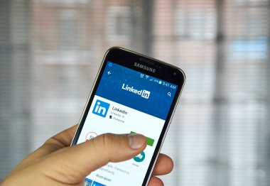 Bir cep telefonuyla LinkedIn mobil uygulama.
