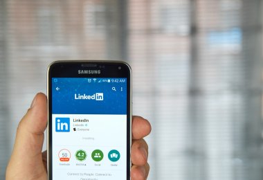 Bir cep telefonuyla LinkedIn mobil uygulama.