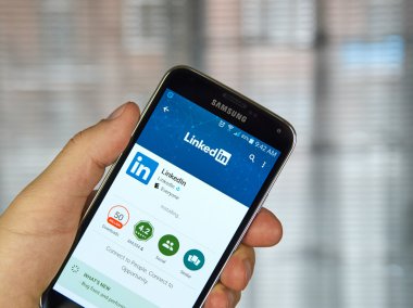 Bir cep telefonuyla LinkedIn mobil uygulama.