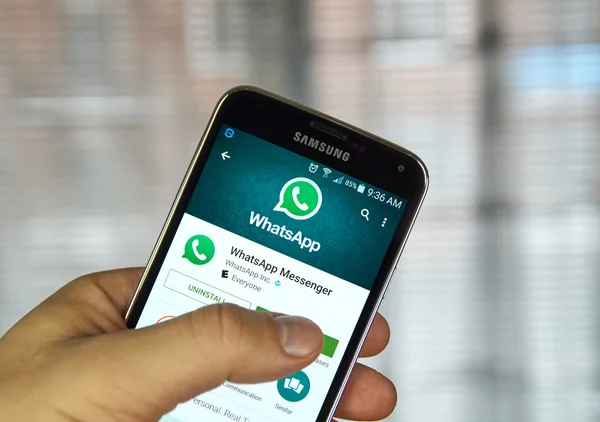 Whatsapp aplicación móvil en un teléfono celular . — Foto de Stock