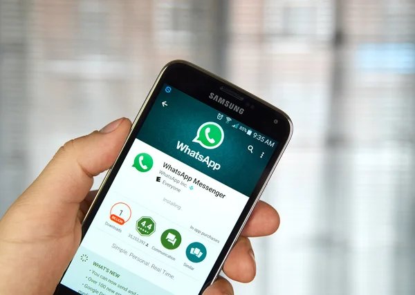 Whatsapp aplicativo móvel em um telefone celular . — Fotografia de Stock