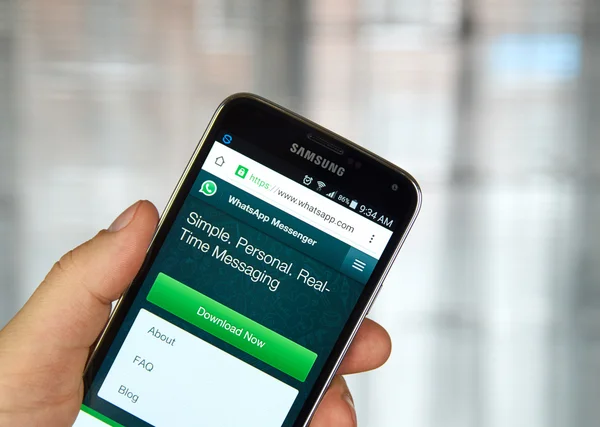 Whatsapp mobil uygulama bir cep telefonu. — Stok fotoğraf