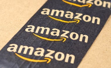 Amazon nakliye kutusunu markalı bant ile.