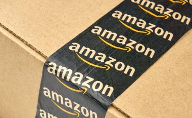 Amazon nakliye kutusunu markalı bant ile.