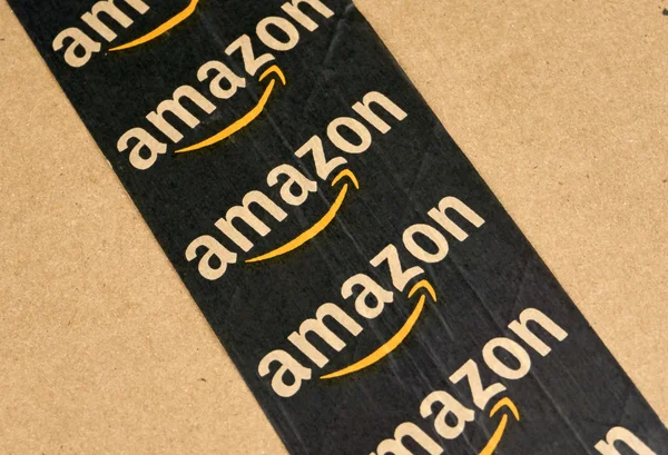 กล่องจัดส่งของ Amazon พร้อมเทปที่มีตราสินค้า . — ภาพถ่ายสต็อก