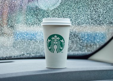 Bir araba Starbucks kahve Kupası.