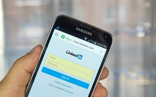 LinkedIn uygulama android smartphone cep telefonu ile — Stok fotoğraf