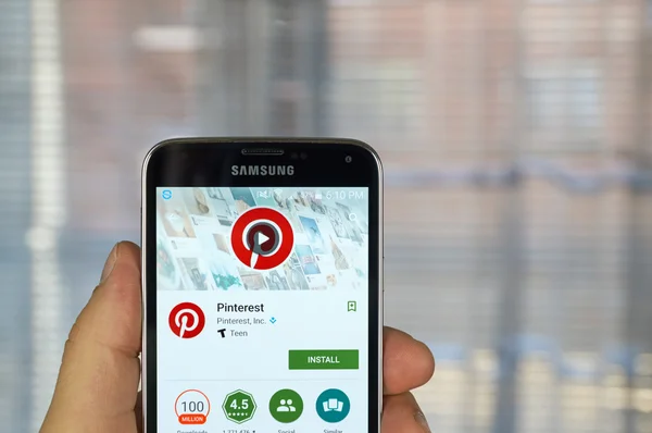 Pinterest toepassing op android-smartphone. — Stockfoto