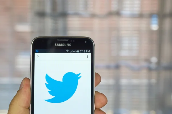 Aplikasi Twitter pada telepon pintar android — Stok Foto