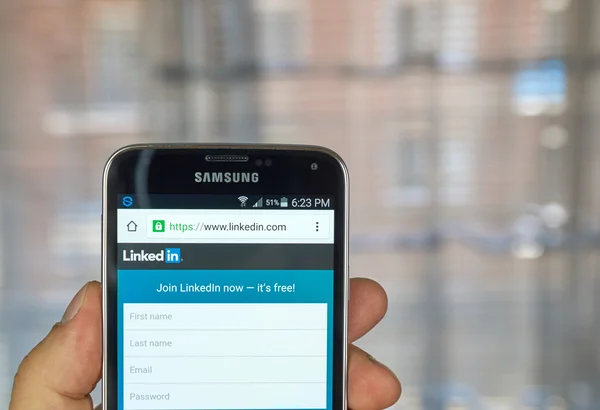 LinkedIn aplikacji na android smartphone — Zdjęcie stockowe